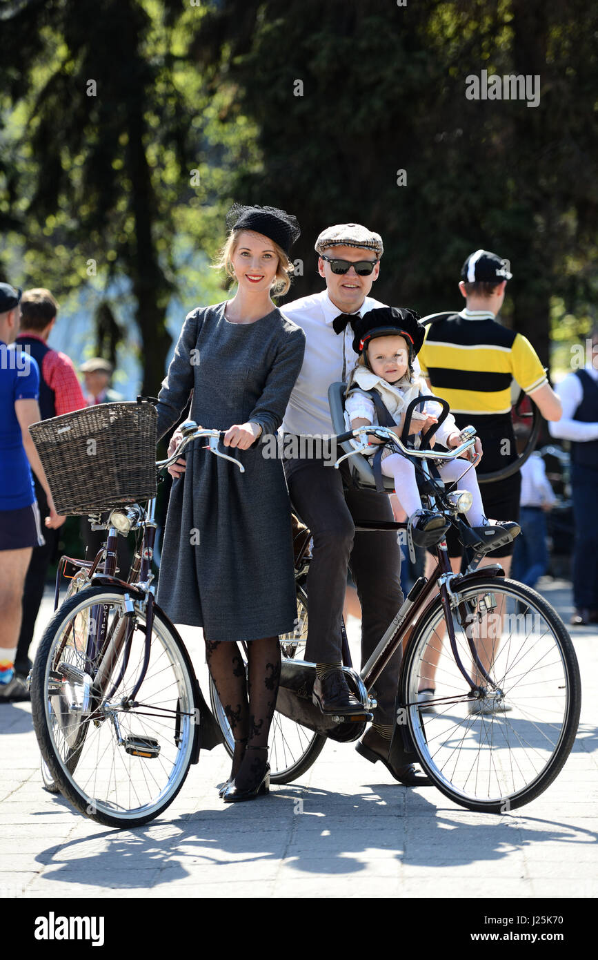 RIGA, Lettonie - Mai 7, 2016 : Tweed Ride. Unknown famille avec de vieux vélos. Banque D'Images