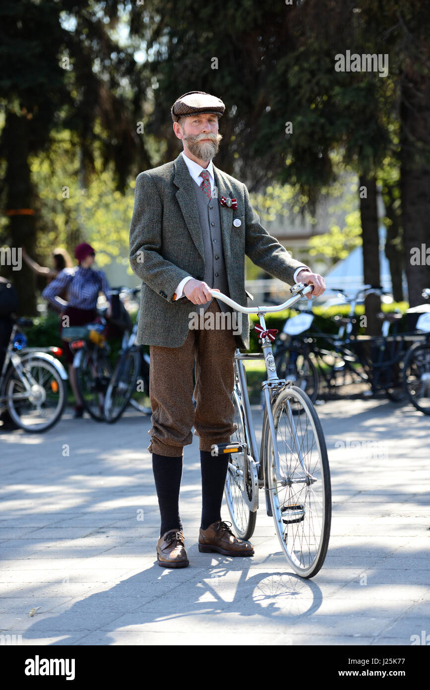 RIGA, Lettonie - Mai 7, 2016 : Tweed Ride. Inconnu dans les vêtements historiques avec un ancien vélo. Banque D'Images