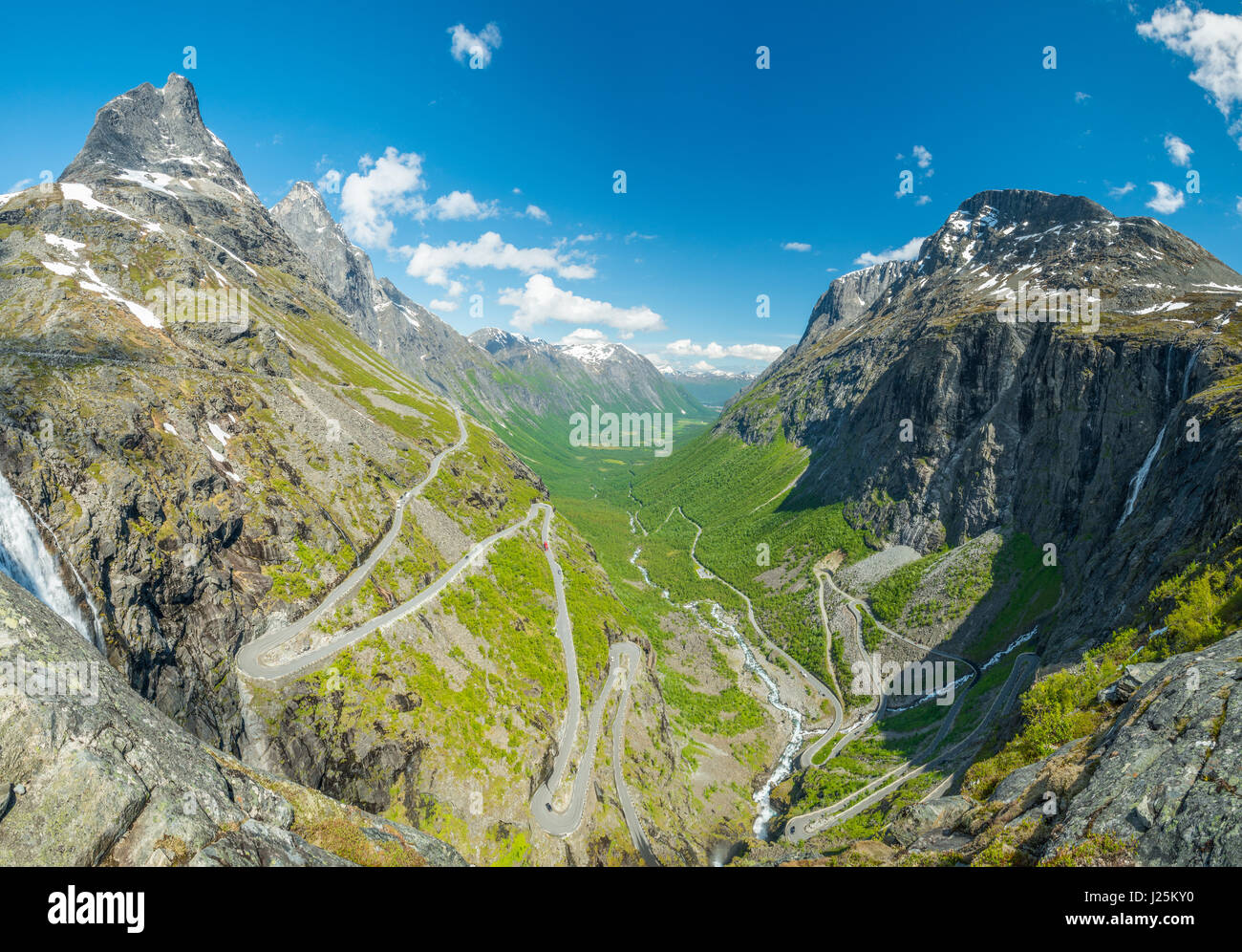 Une vue panoramique depuis le point de vue à la paroi de Troll, avec vue sur la montagne et nuages Andalsnes, passé en roulant. Banque D'Images
