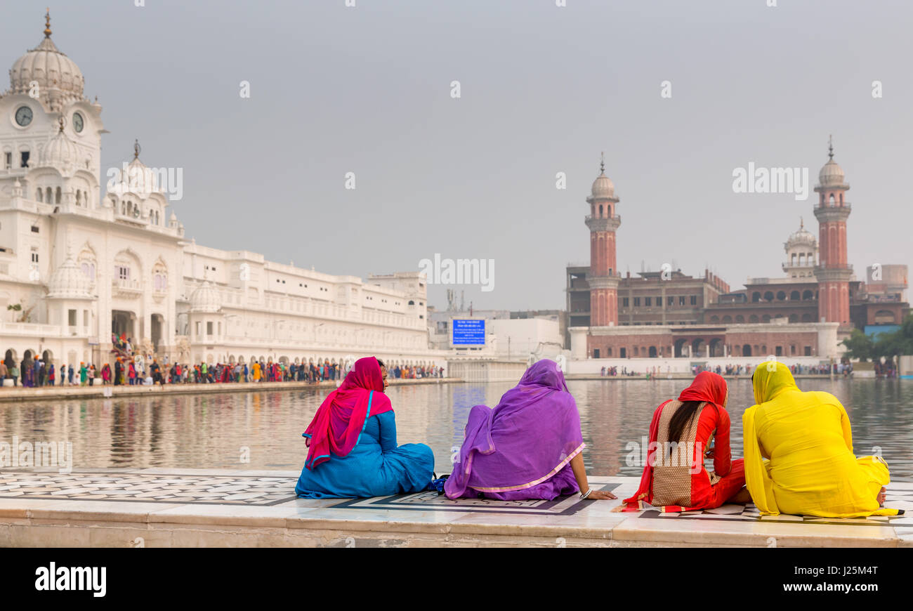 Les pèlerins sikhs devant le Temple d'or, Amritsar, Punjab, Inde du Nord, Inde Banque D'Images