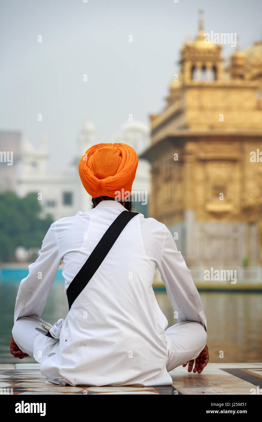 Un pèlerin Sikh en regardant le Temple d'or, Amritsar, Punjab, India Banque D'Images