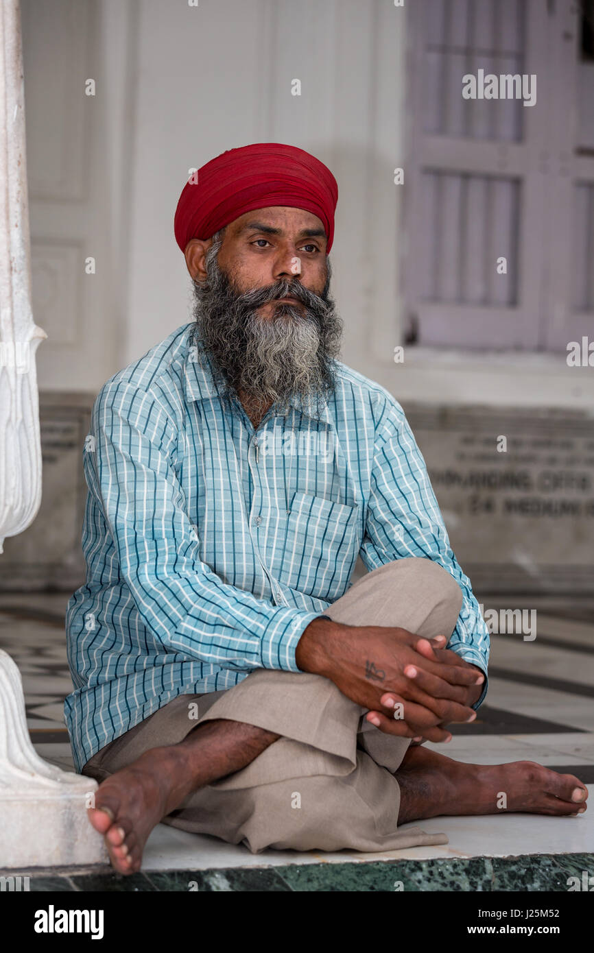 Un pèlerin Sikh, Golden Temple, Amritsar, Punjab, Inde du Nord, Inde Banque D'Images