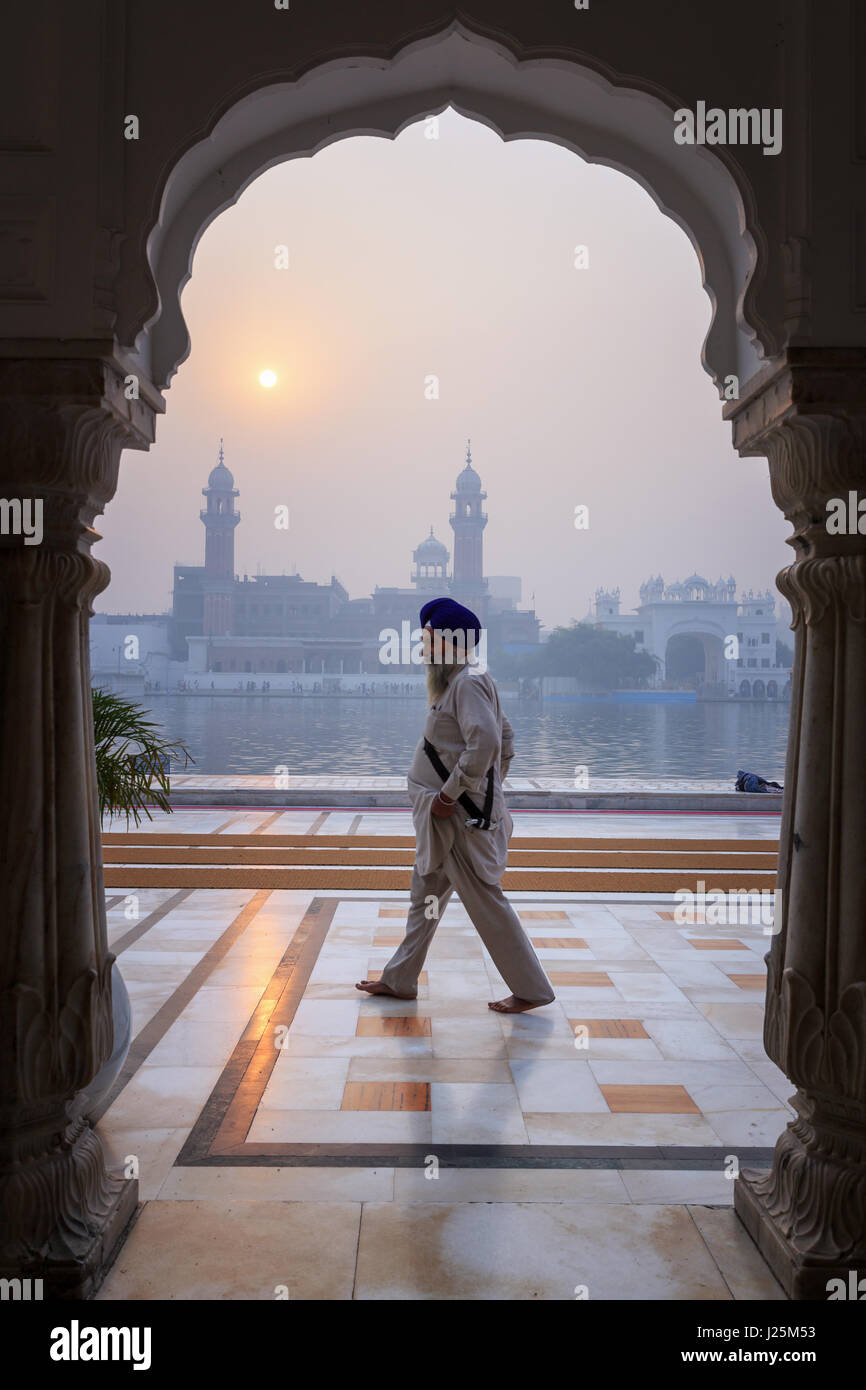 Un pèlerin Sikh marchant devant le Temple d'or, Amritsar, Punjab, Inde du Nord, Inde Banque D'Images