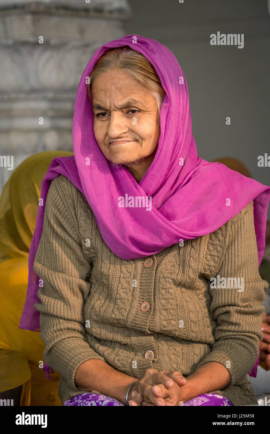 Portrait, pieuse femme sikh, Golden Temple, Amritsar, Punjab, India Banque D'Images