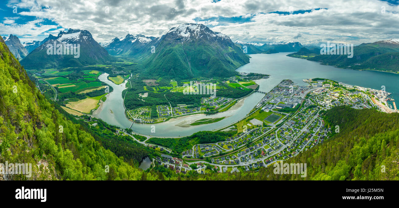 Vue majestueuse, d'un belvédère, d'une petite ville norvégienne - Andalsnes - dominé par snocapped montagnes, entouré d'une rivière et d'un fjord. Banque D'Images