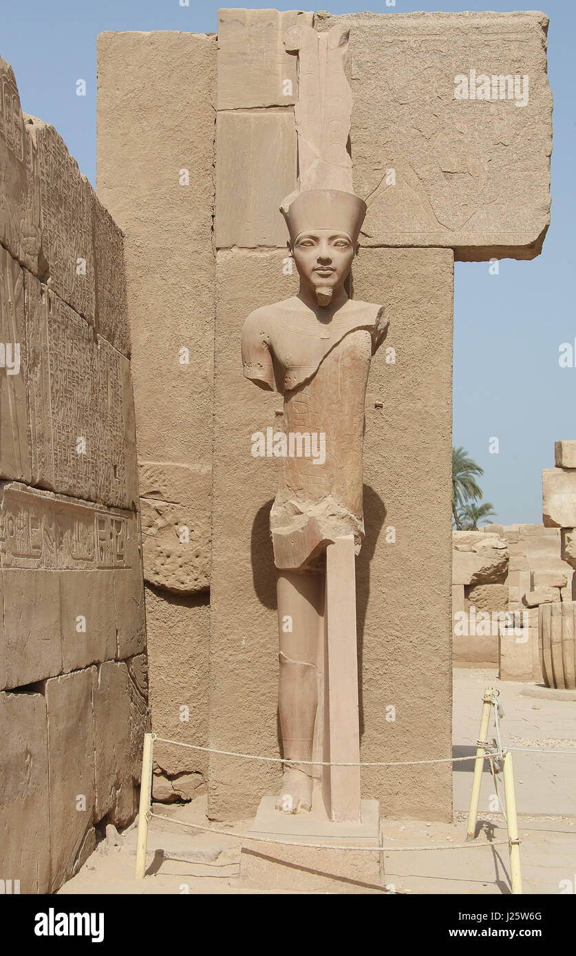 Statue de Toutânkhamon sous la forme d'Amon Ra dans le Saint des Saints du Temple de Karnak Banque D'Images