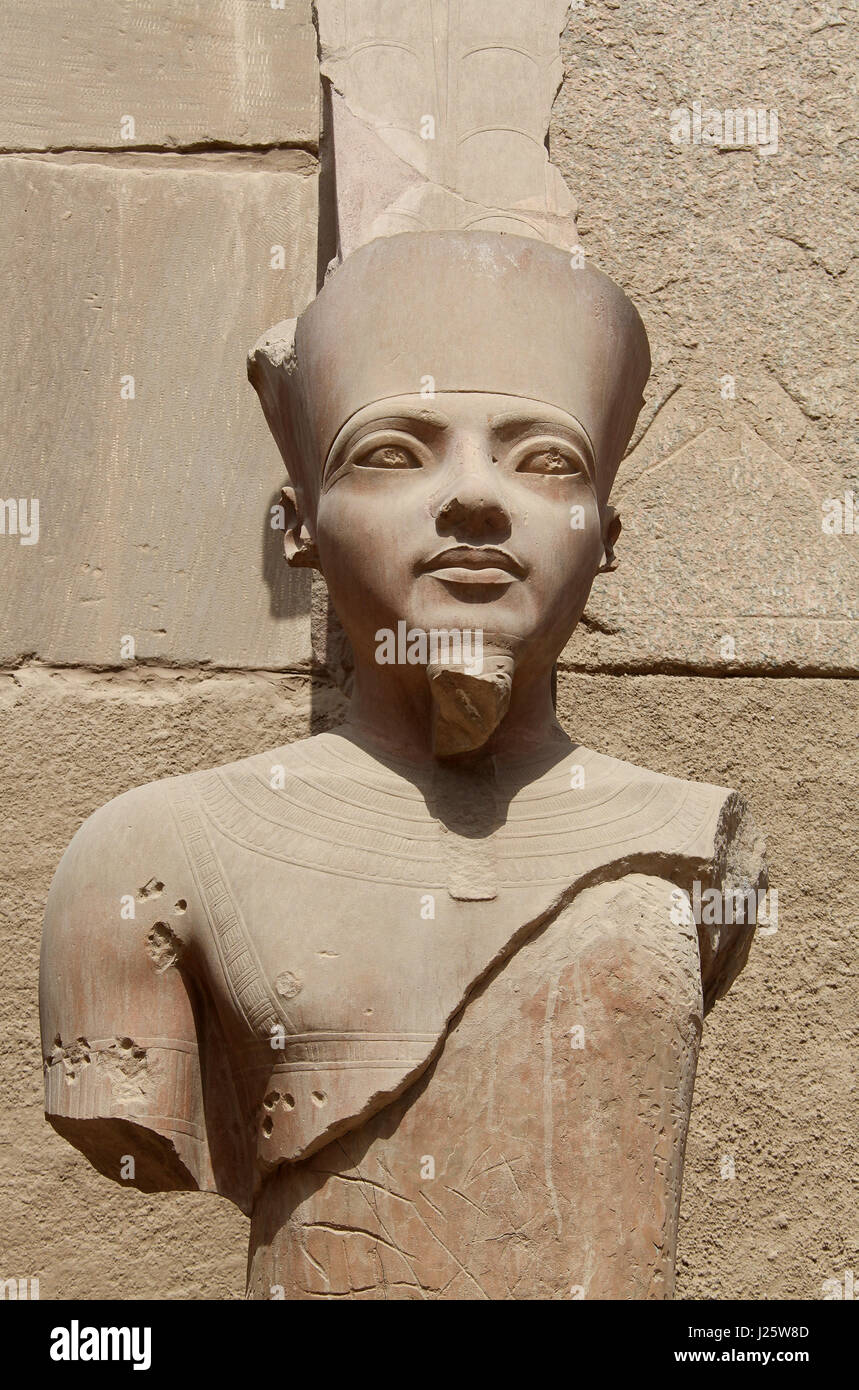 Statue de Toutânkhamon sous la forme d'Amon Ra dans le Saint des Saints du Temple de Karnak Banque D'Images