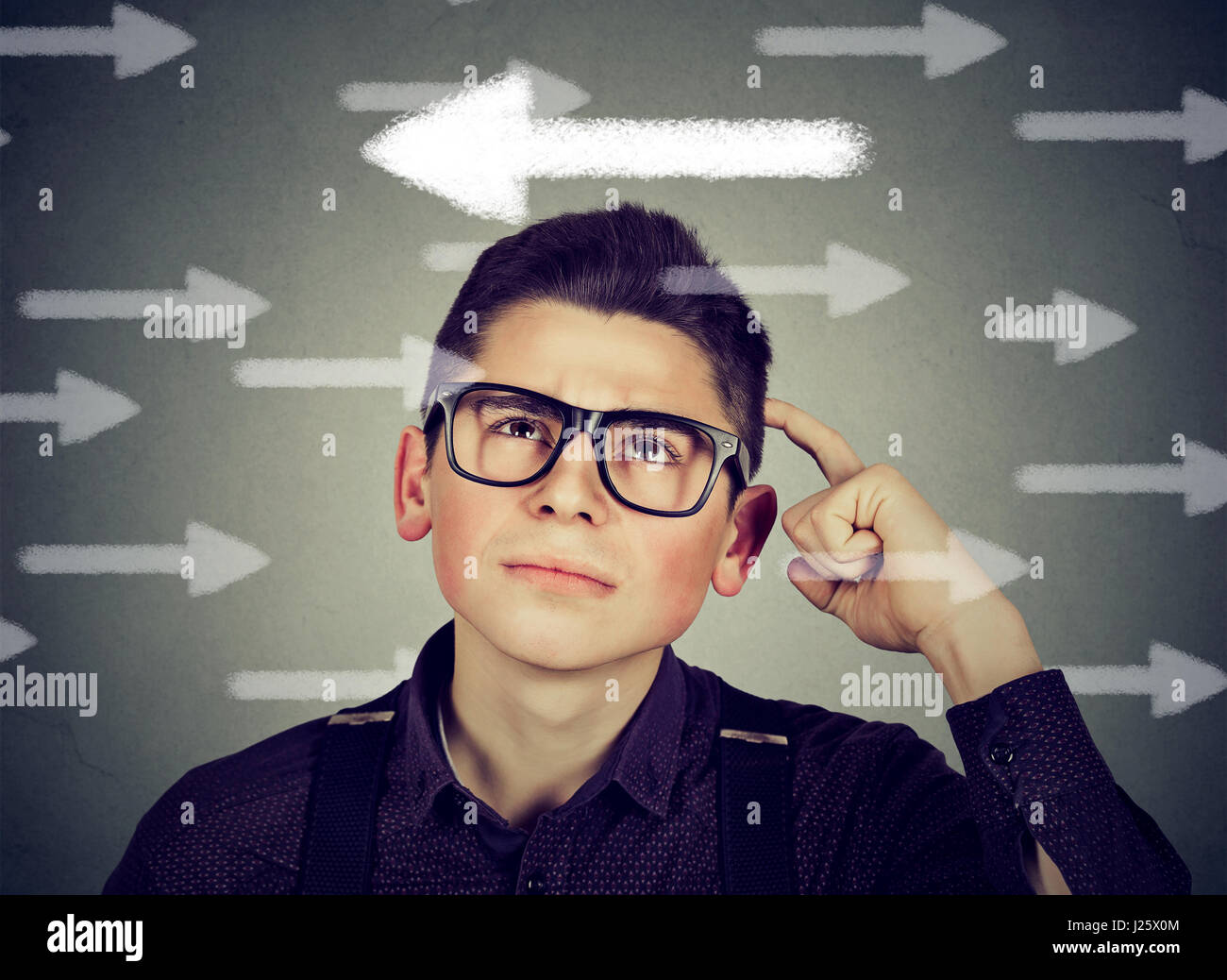 Jeune homme à lunettes a une deuxième pensée choix Banque D'Images