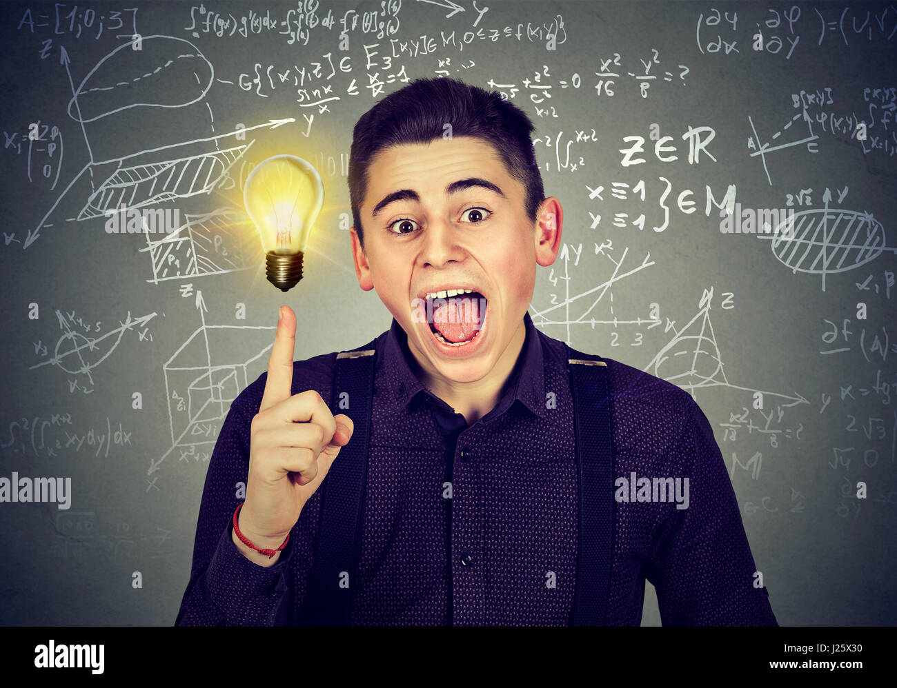 Smart student avec idée lumineuse ampoule et mathématiques et sciences des formules sur fond noir Banque D'Images