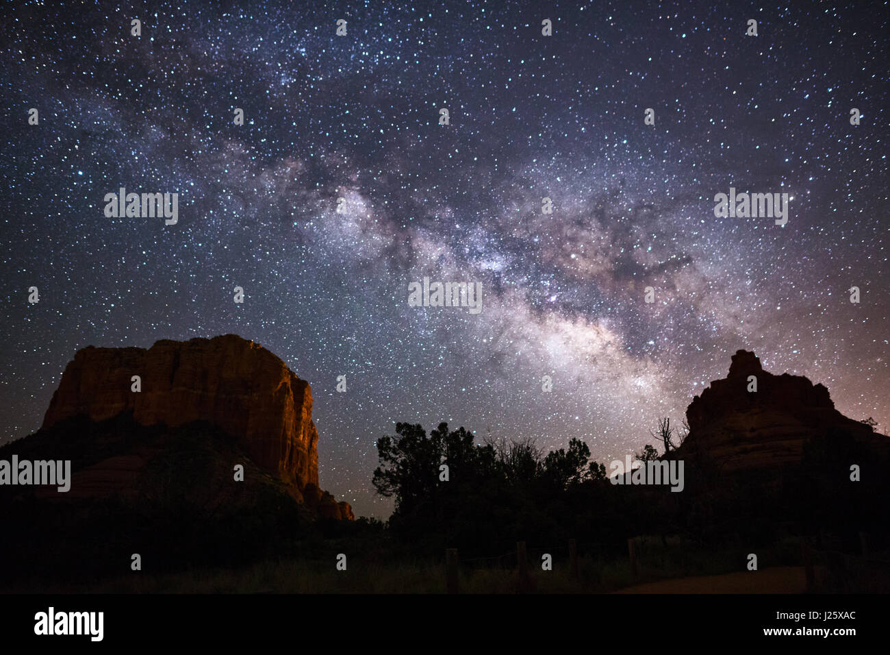 Voie lactée galaxie et ciel étoilé au-dessus de Bell Rock à Sedona, Arizona Banque D'Images