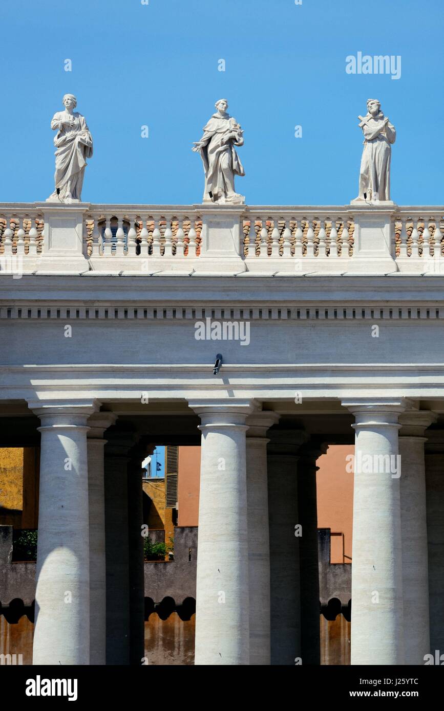 L'architecture historique dans la Cité du Vatican avec sculptures Banque D'Images