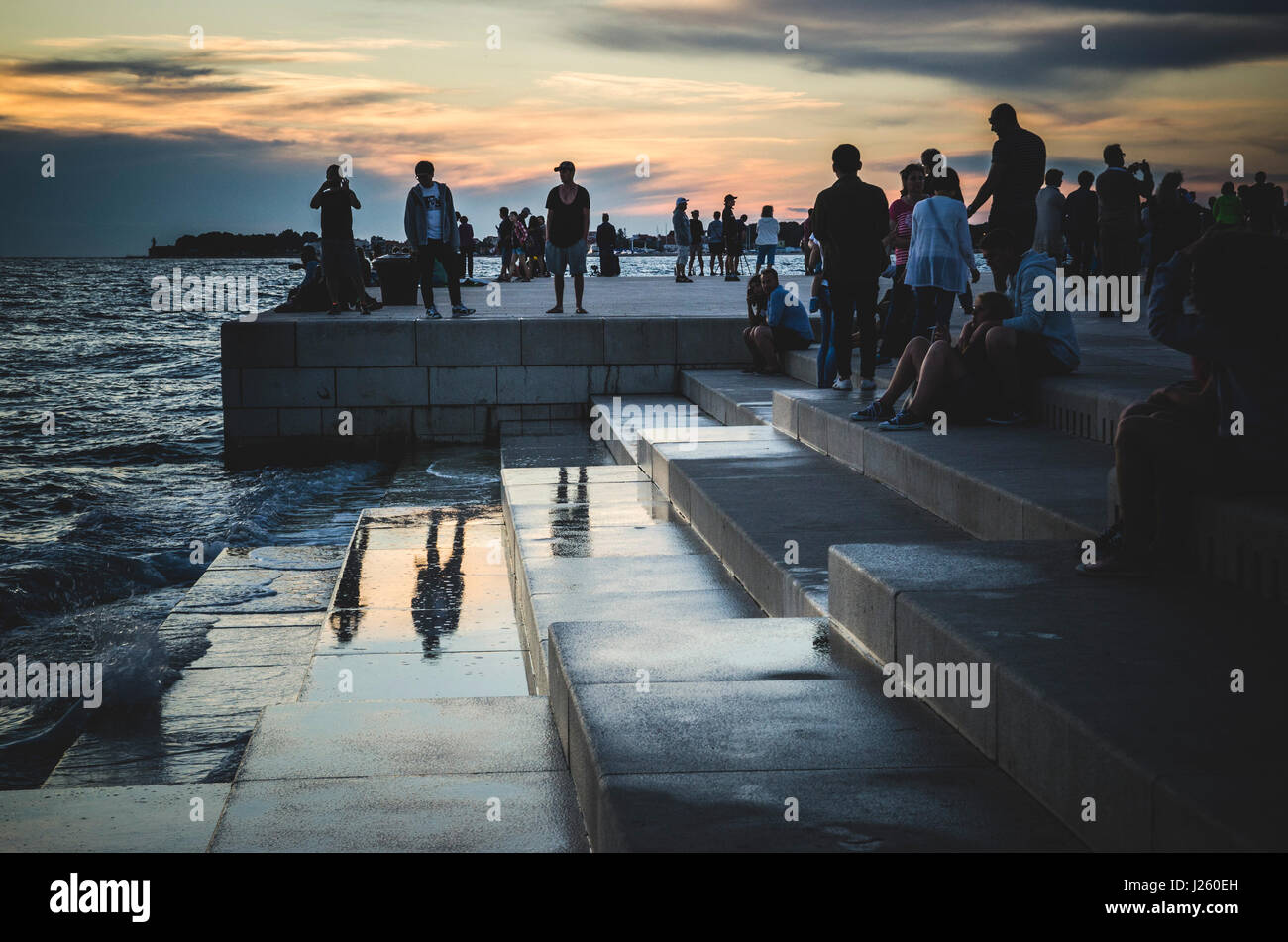 La foule réunis autour d'orgue de la mer au coucher du soleil, Zadar, Croatie Banque D'Images