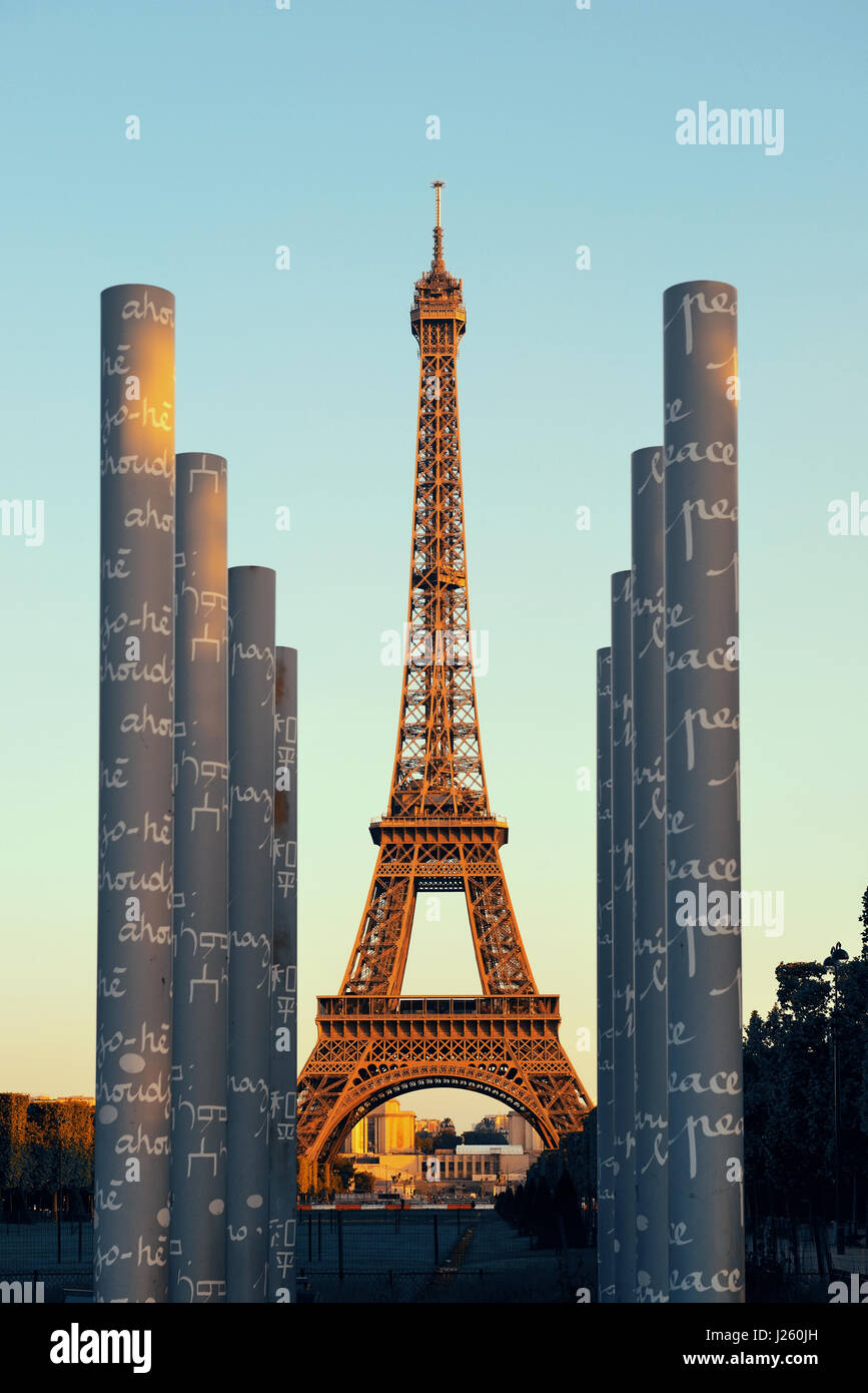 Tour Eiffel et le célèbre monument de la ville à Paris Banque D'Images