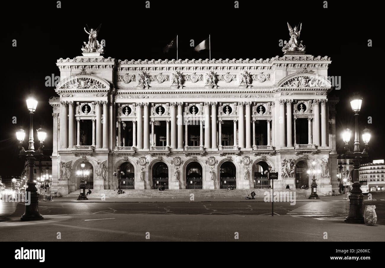 Nuit à l'Opéra de Paris comme la ville célèbre attraction touristique et historique. Banque D'Images