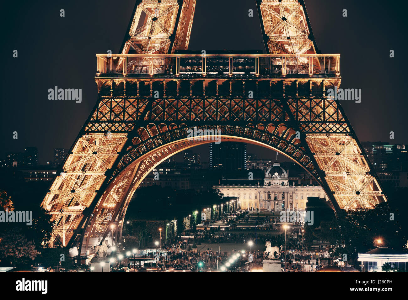 PARIS, FRANCE - Le 13 mai : Eiffel Tower at night le 13 mai 2015 à Paris. C'est le plus visité payé au monde avec 250 millions de visiteurs annuels. Banque D'Images