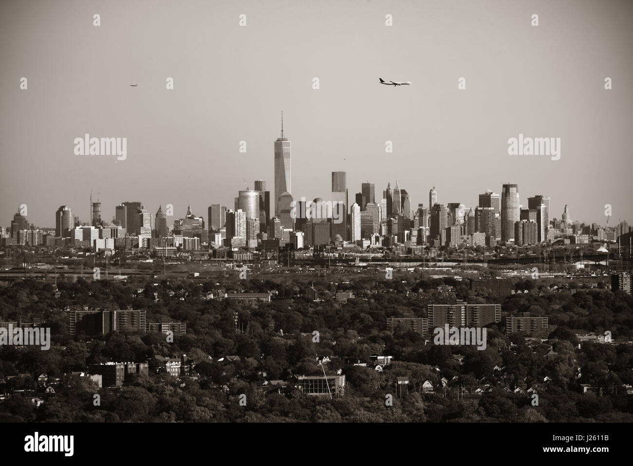 New York City skyline et avion vu de park en noir et blanc Banque D'Images