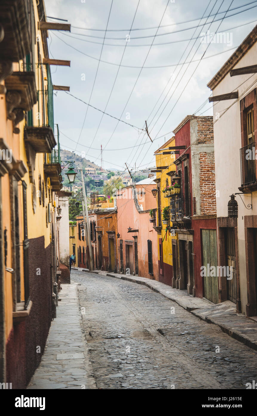Rue Pierre bordée de bâtiments colorés, San Miguel de Allende, Mexique Banque D'Images