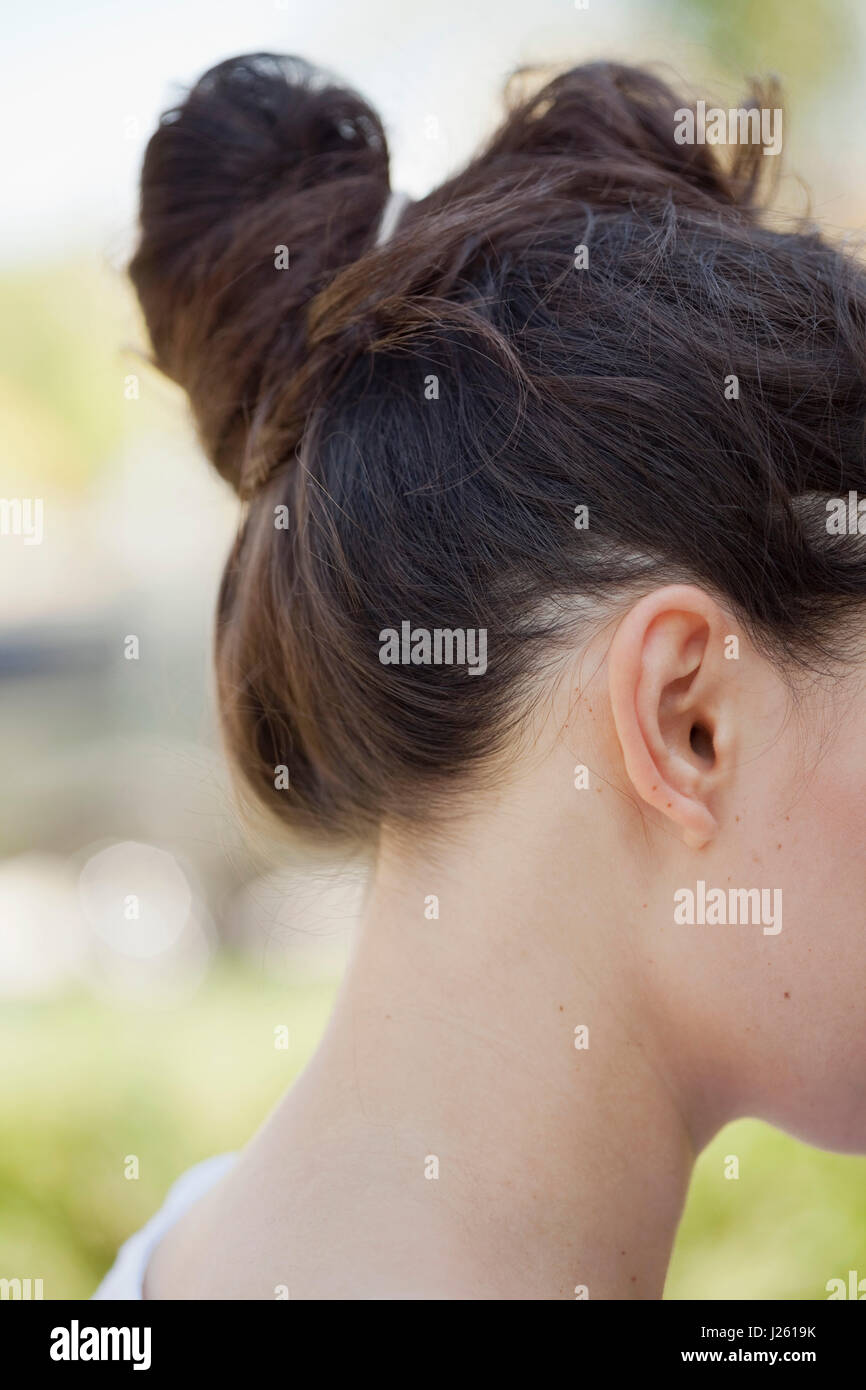 Profil de Femme avec des cheveux tirés en chignon Banque D'Images