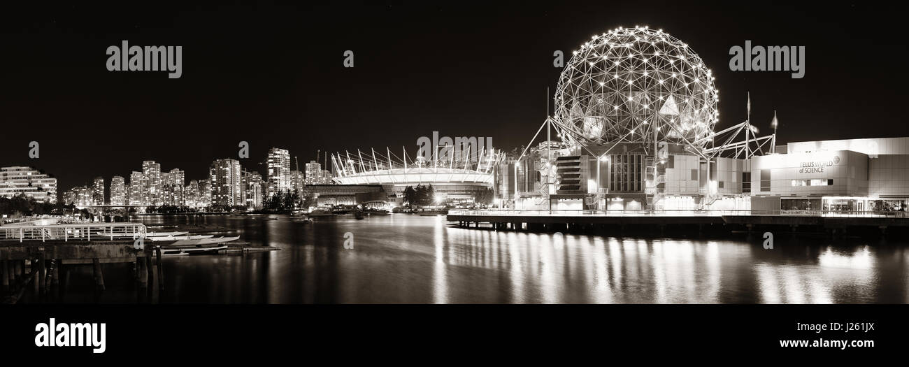 VANCOUVER, C.-B. - 19 AOÛT 17 : Science World de nuit avec voile le 17 août 2015 à Vancouver, Canada. Avec 603k de la population, c'est l'un des plus ethnique Banque D'Images