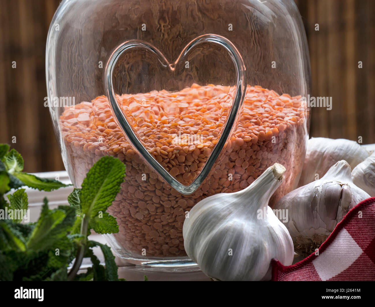 Les lentilles en verre de menthe à l'ail avec motif coeur en santé, à la santé de l'aide d'impulsion, des légumineuses comestibles avec ails et feuille de menthe par ouvrir la fenêtre de cuisine Banque D'Images
