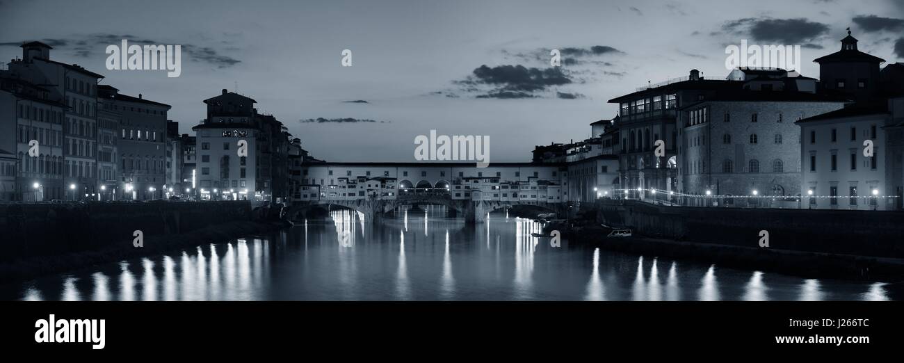 Le Ponte Vecchio sur l'Arno à Florence Italie panorama. Banque D'Images