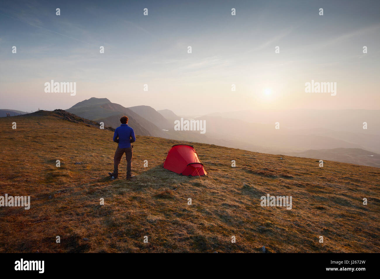 Camping sauvage sur le Moel Mynydd, partie de la massif Cadair Idris. Le Parc National de Snowdonia. Le Pays de Galles. UK. Banque D'Images