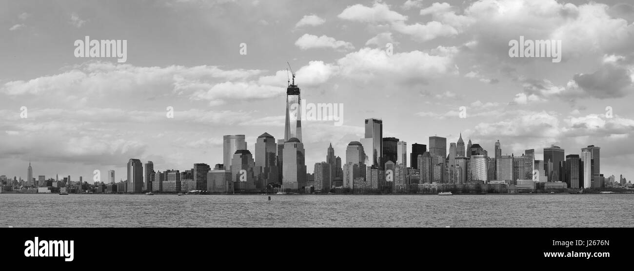 Le centre-ville de Manhattan en noir et blanc sur la rivière Hudson à New York City Banque D'Images