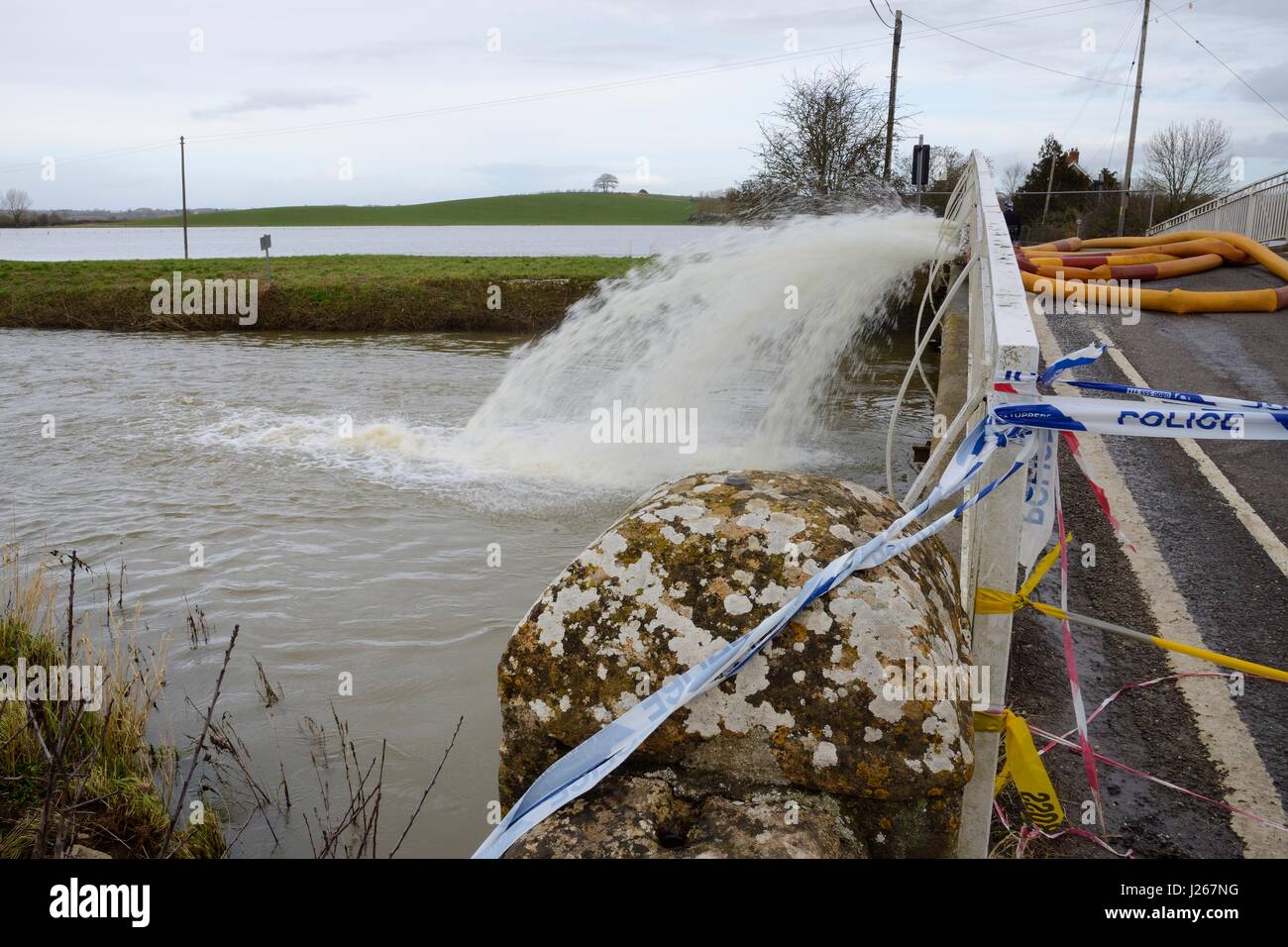 Pont du chemin fermé et pompes à eau travaillant pour effacer la submersion de terres, d'eau après des semaines de forte pluie, les niveaux de Somerset, Royaume-Uni, février 2014. Banque D'Images