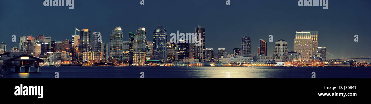 Le centre-ville de San Diego avec clair de lune sur l'eau la nuit Banque D'Images