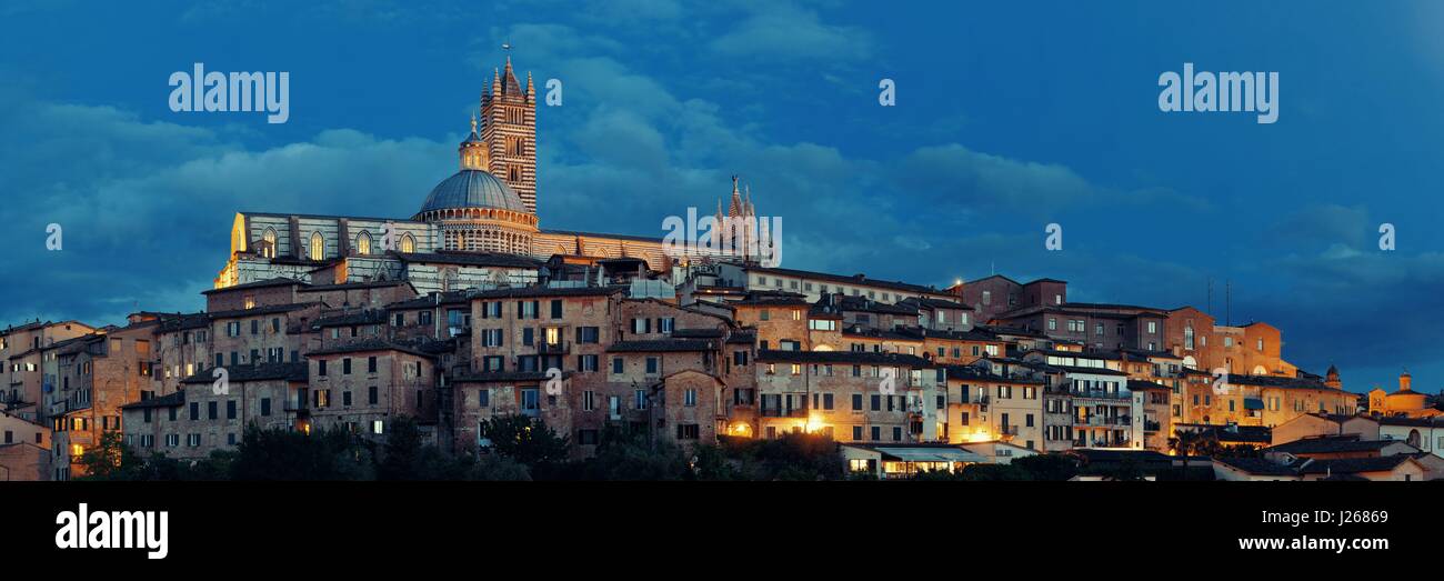 Ville médiévale Sienne vue sur l'horizon avec ses bâtiments historiques en Italie panorama Banque D'Images