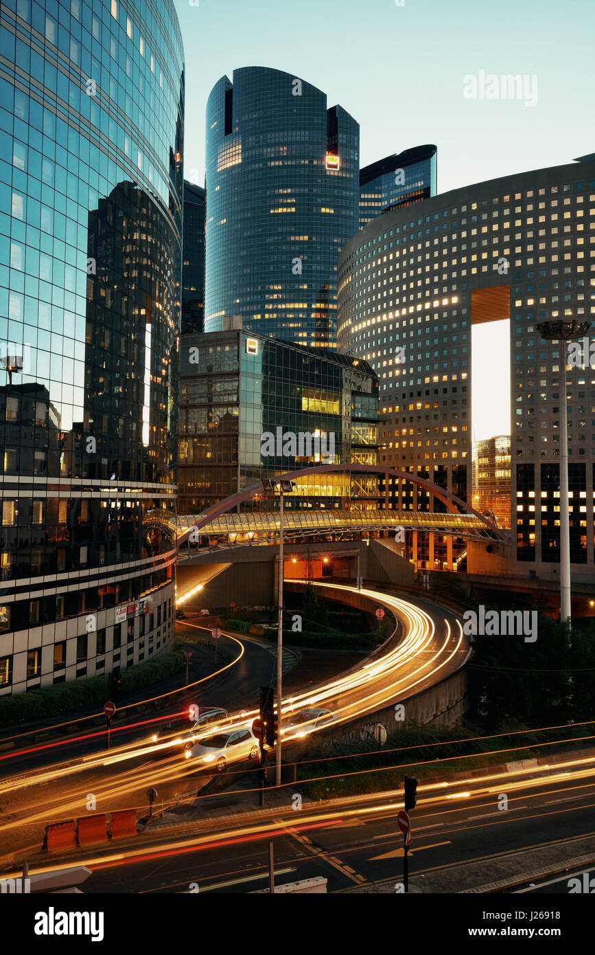 PARIS, FRANCE - 13 mai : l'architecture contemporaine dans quartier d'affaires de la Défense, le 13 mai 2015 à Paris. Avec la population de 2M, Paris est le ca Banque D'Images