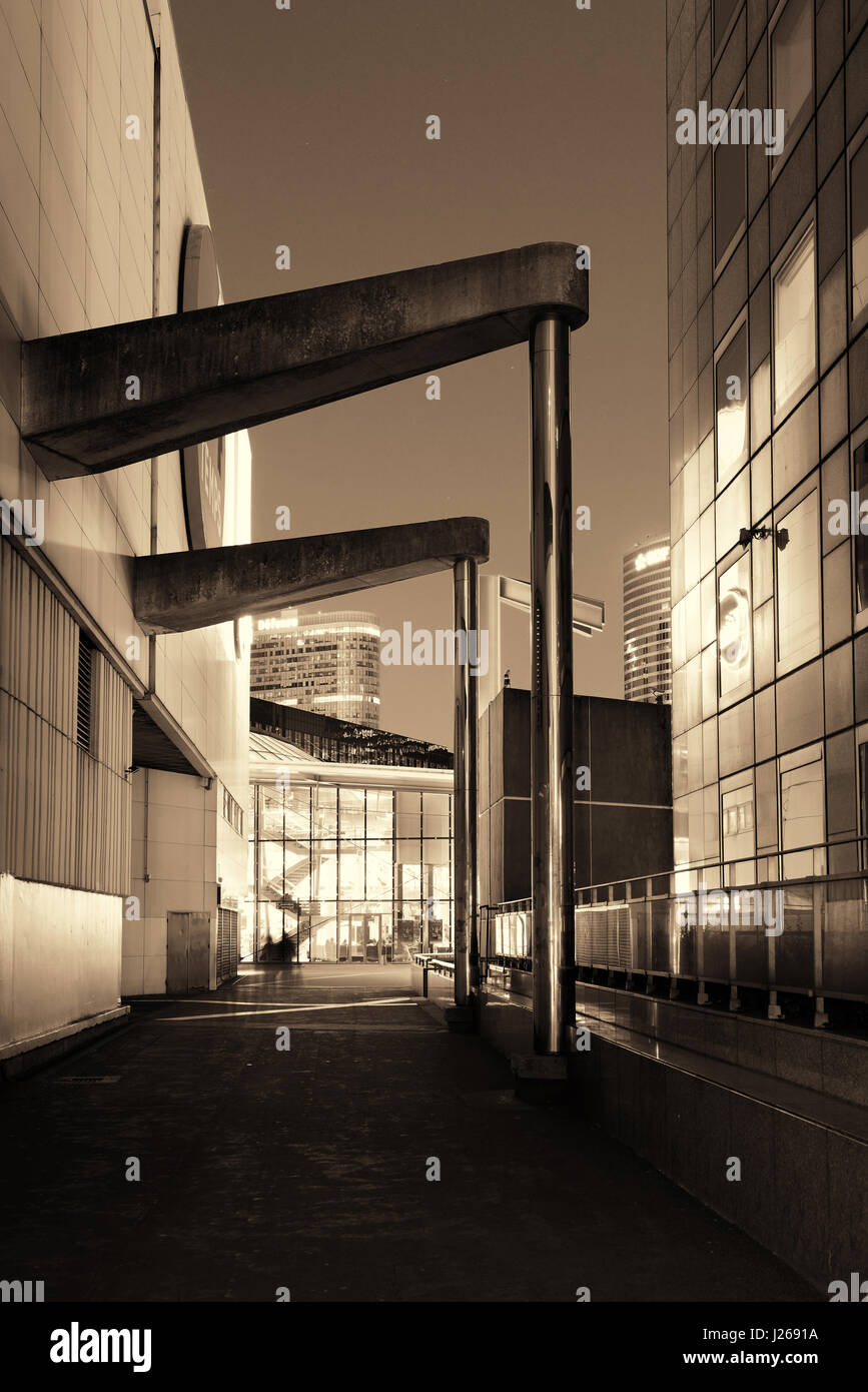 PARIS, FRANCE - 13 mai : l'architecture contemporaine dans quartier d'affaires de la Défense, le 13 mai 2015 à Paris. Avec la population de 2M, Paris est le ca Banque D'Images