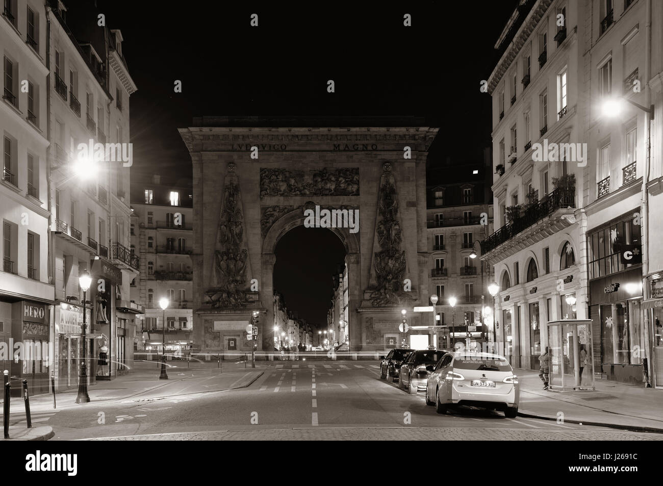 PARIS, FRANCE - Le 13 mai : Street view dans la nuit le 13 mai 2015 à Paris. Avec la population de 2M, Paris est la capitale et la plus grande ville du Franc Banque D'Images