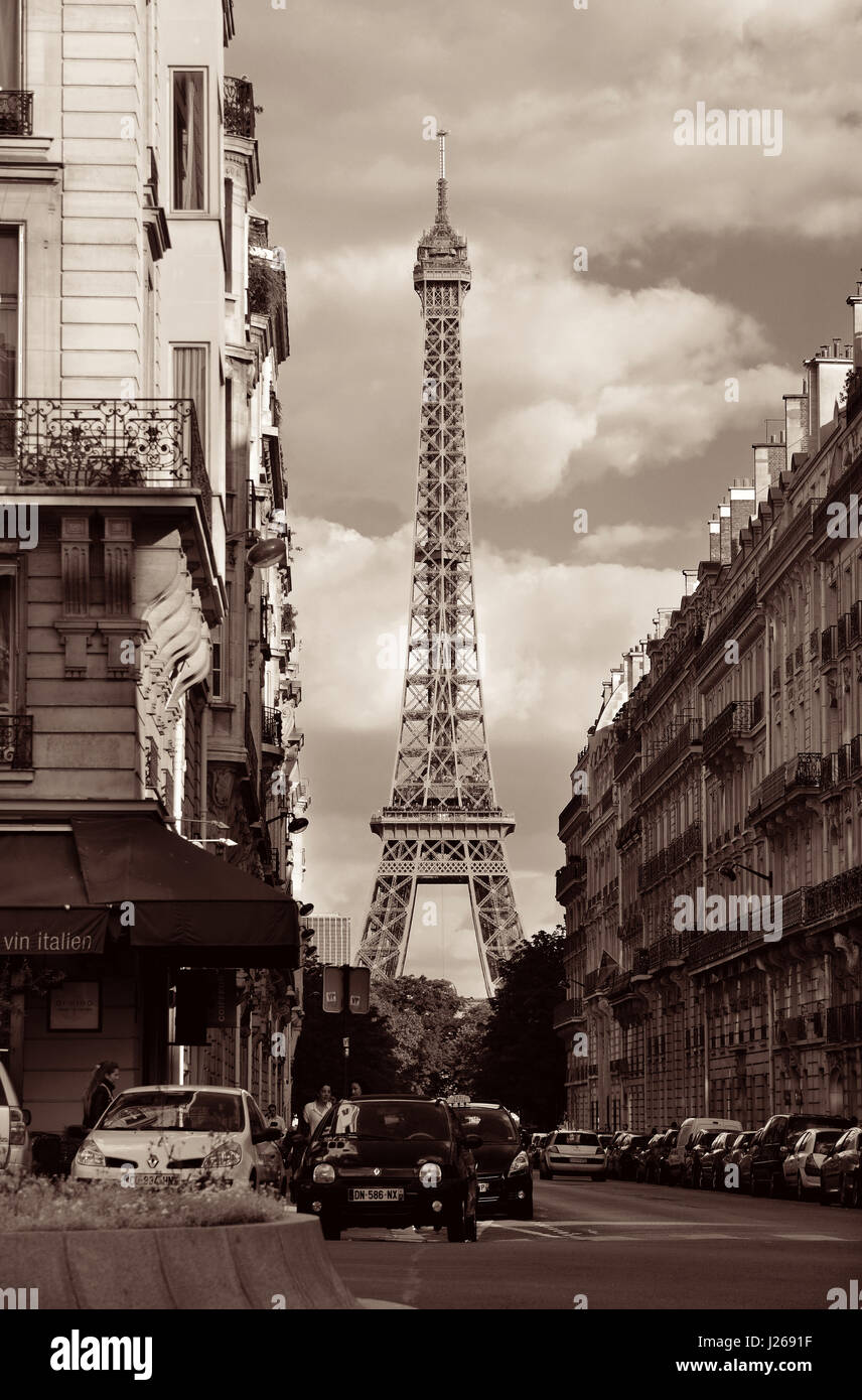 PARIS, FRANCE - Le 13 mai : Tour Eiffel et la rue le 13 mai 2015 à Paris. Avec la population de 2M, Paris est la capitale et la plus grande ville Banque D'Images