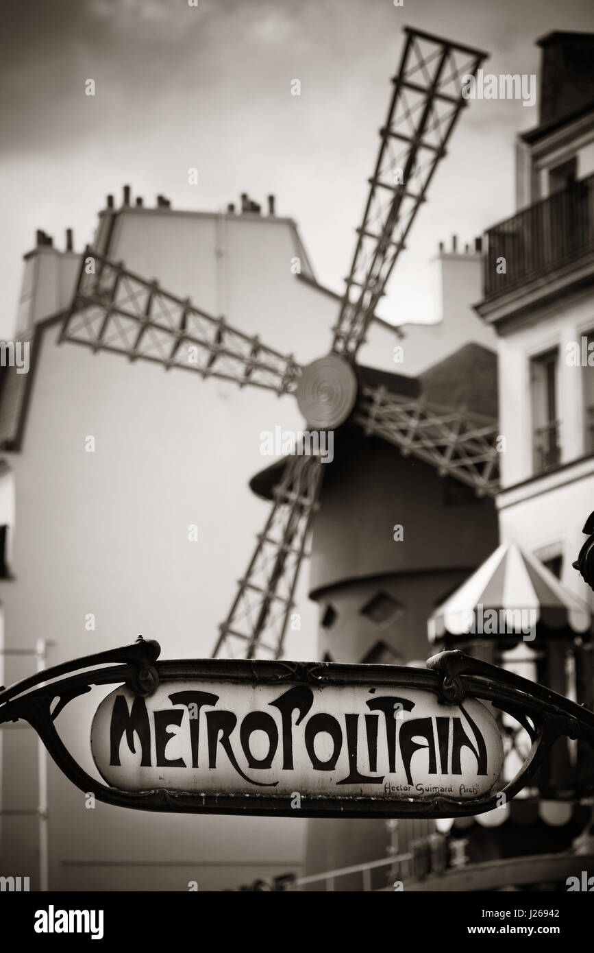 PARIS, FRANCE - Le 13 mai : la station de métro et sur la rue du Moulin Rouge le 13 mai 2015 à Paris. C'est le plus visité payé au monde avec un Banque D'Images