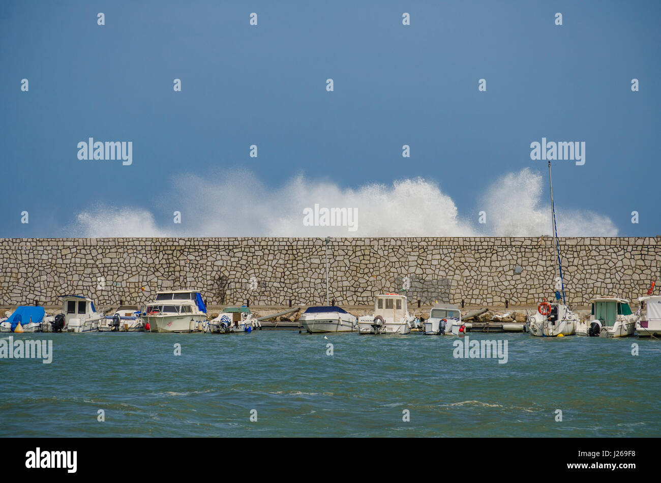 Fuengirola, Malaga, Andalousie, Espagne, 2016. Le Code orange est donnée pour de hautes vagues et vent Banque D'Images