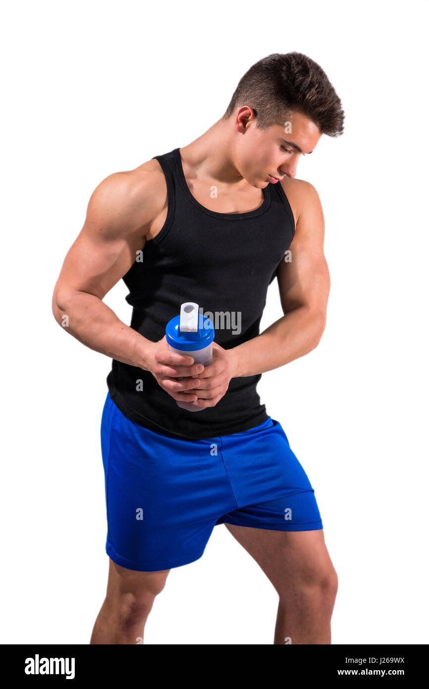 Muscular young male bodybuilder holding protein shake bouteille. Isolé sur fond blanc en studio shot Banque D'Images