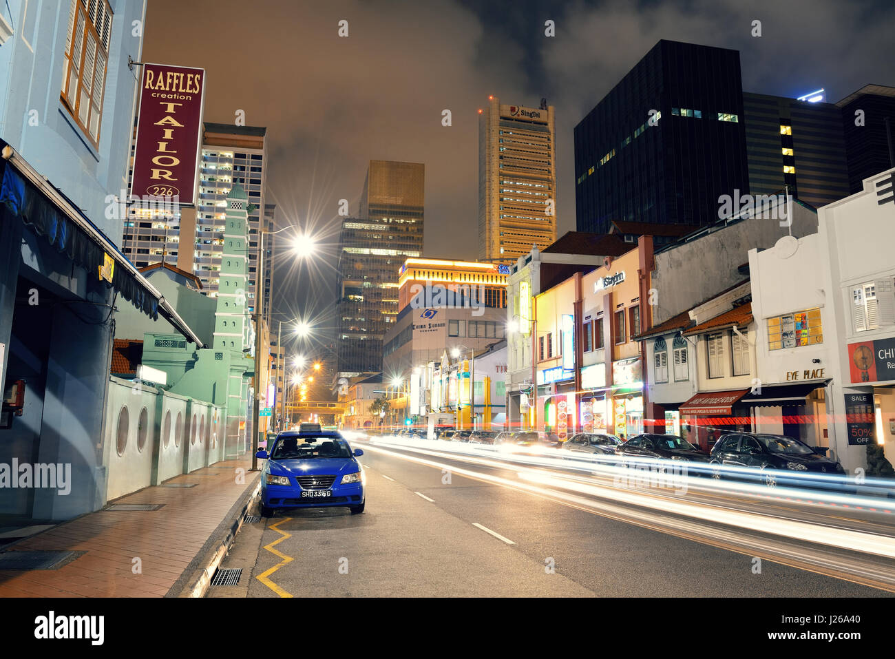 Singapour - Singapour : Apr 5, rue urbain ville vue de nuit le 5 avril 2013 à Singapour. Il est 4e plus grand centre financier et 1 de 5 p le plus fréquenté du monde Banque D'Images