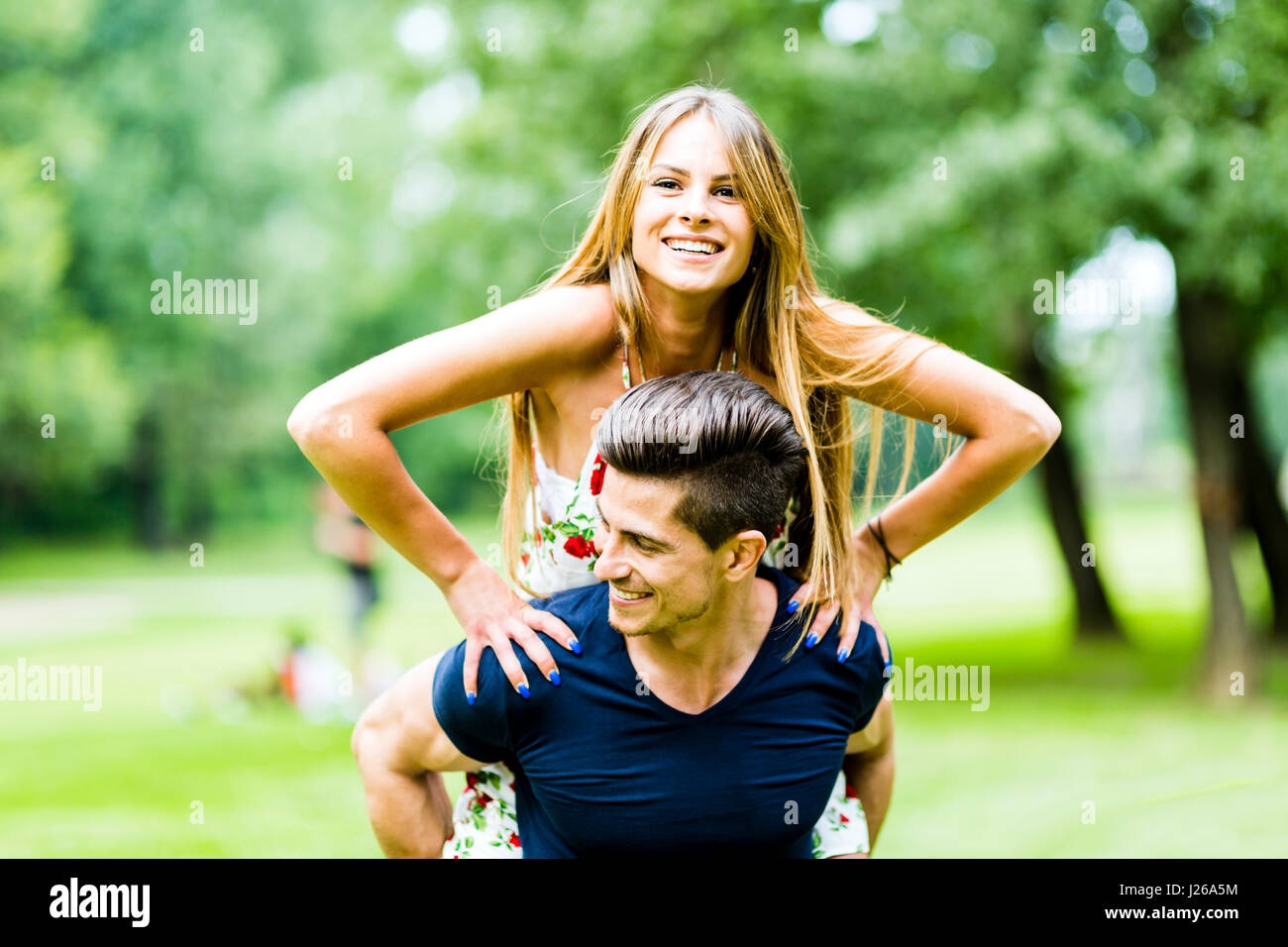 Couple heureux en amour s'amuser en plein air et souriant Banque D'Images