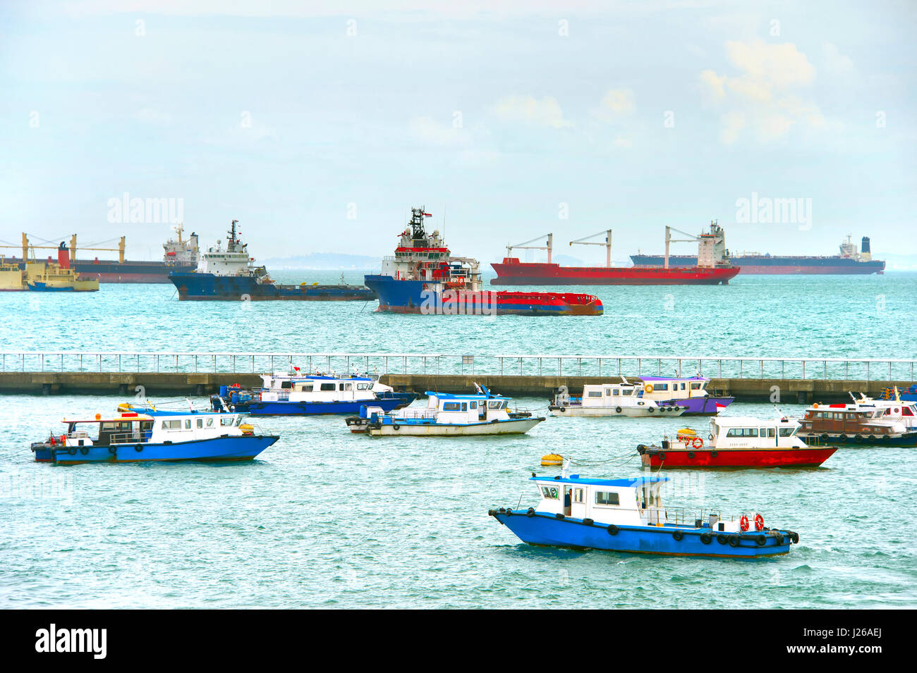 Navires et bateaux dans port de Singapour dans la journée Banque D'Images