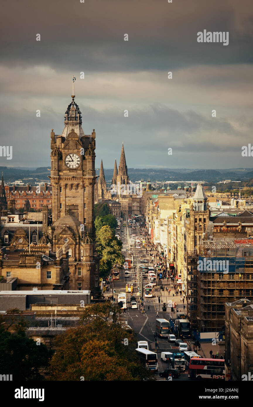 Vue sur les toits de la rue de la ville d'Edimbourg au Royaume-Uni. Banque D'Images