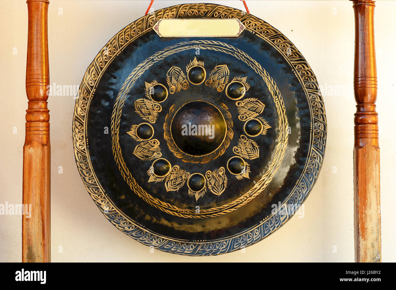 Mamelon vintage gong à un mur temple bouddhiste. Banque D'Images