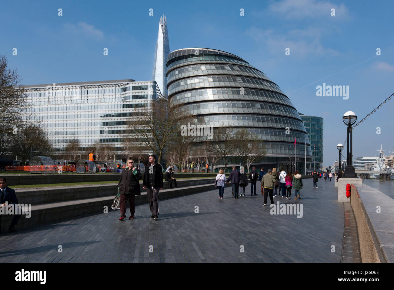 L'hôtel de ville bâtiment à revêtement de verre par l'architecte Norman Foster avec les gratte-ciel d'échardes dans l'arrière-plan, Londres, Angleterre, Royaume-Uni, Europe Banque D'Images