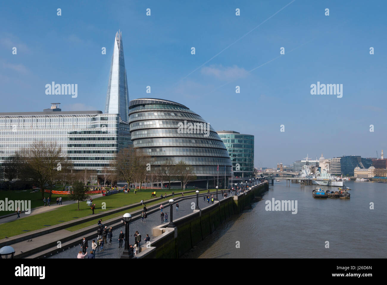 L'hôtel de ville bâtiment à revêtement de verre par l'architecte Norman Foster avec les gratte-ciel d'échardes dans l'arrière-plan, Londres, Angleterre, Royaume-Uni, Europe Banque D'Images