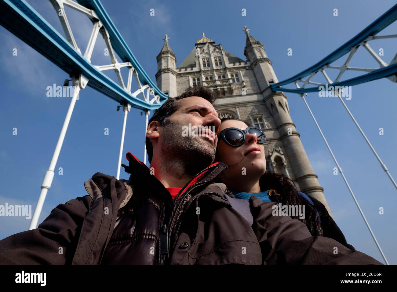 Heureux couple posant pour une sous l'selfies Tower Bridge à Londres, Angleterre, Royaume-Uni, Europe Banque D'Images