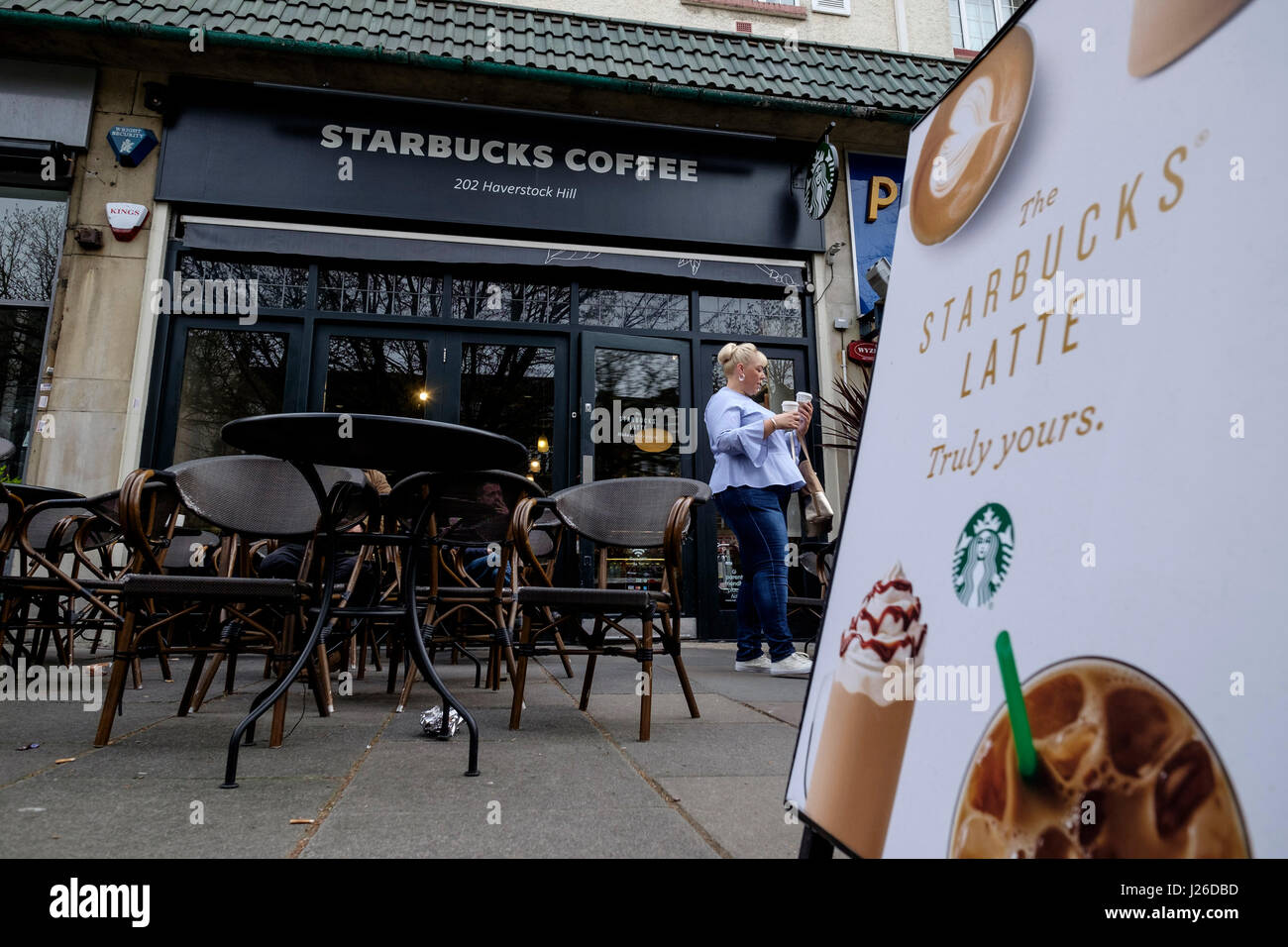 Café Starbucks dans 202 Haverstock Hill, Londres, Angleterre, Royaume-Uni, Europe Banque D'Images