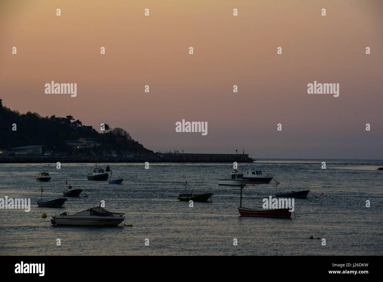 Hondarribia est une ville située sur la rive ouest de la rivière Bidasoa, dans la bouche de Gipuzkoa, dans le Pays Basque, Espagne. La ville frontière côté de france Banque D'Images