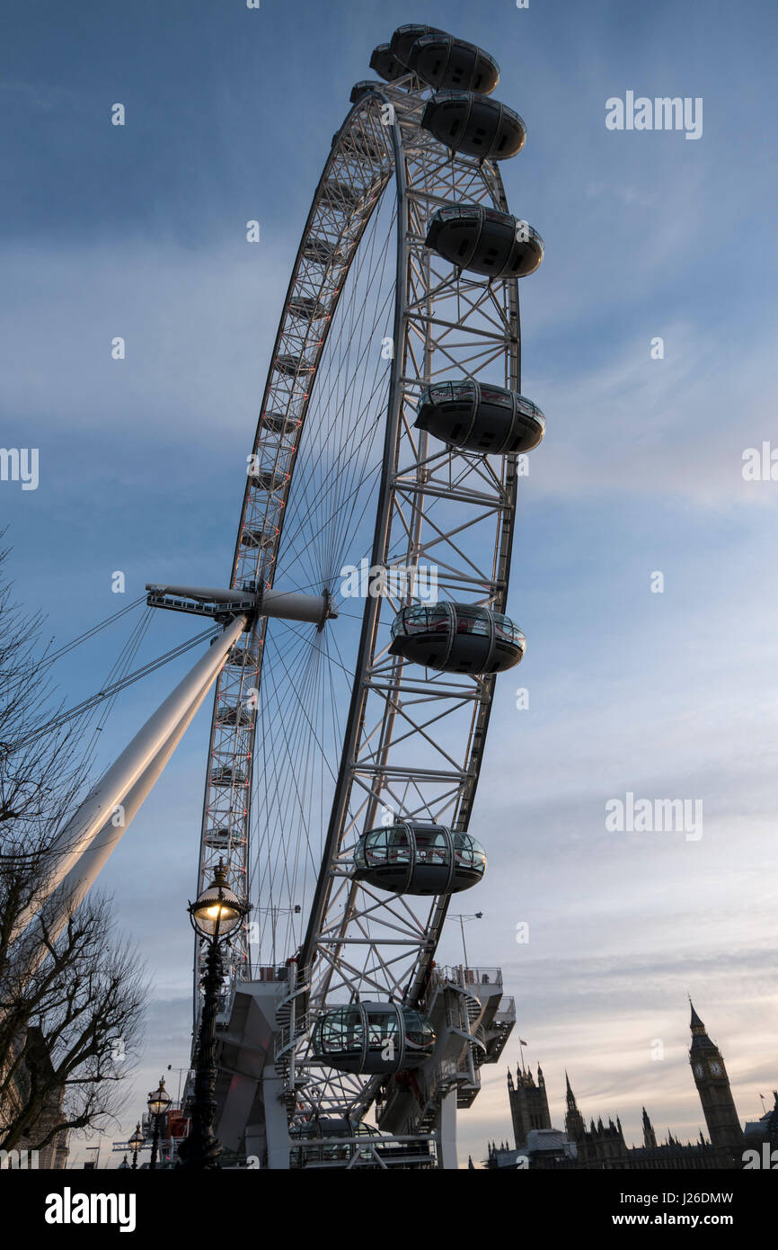 London Eye et les chambres du Parlement, Londres, Angleterre, Royaume-Uni, Europe Banque D'Images