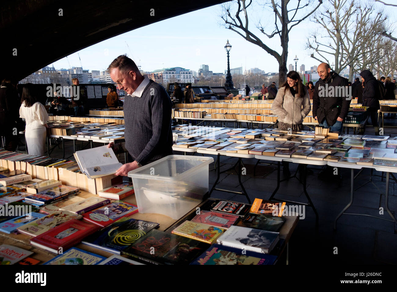 Man reading a book au marché du livre southbank centre à Londres, Angleterre, Royaume-Uni, Europe Banque D'Images