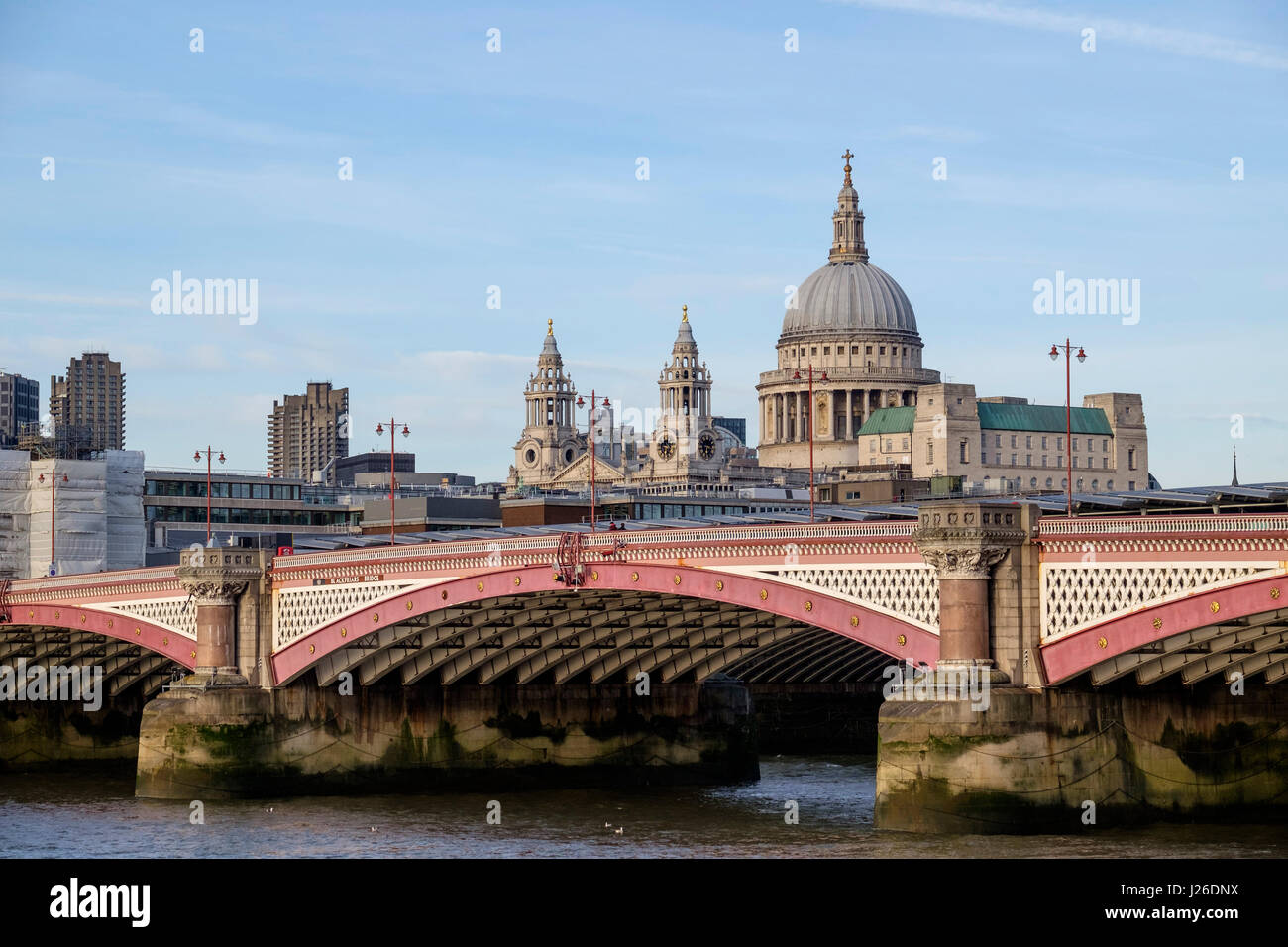 Blackfriars Bridge sur la Tamise avec le la Cathédrale St Paul à l'arrière-plan, Londres, Angleterre, Royaume-Uni, Europe Banque D'Images